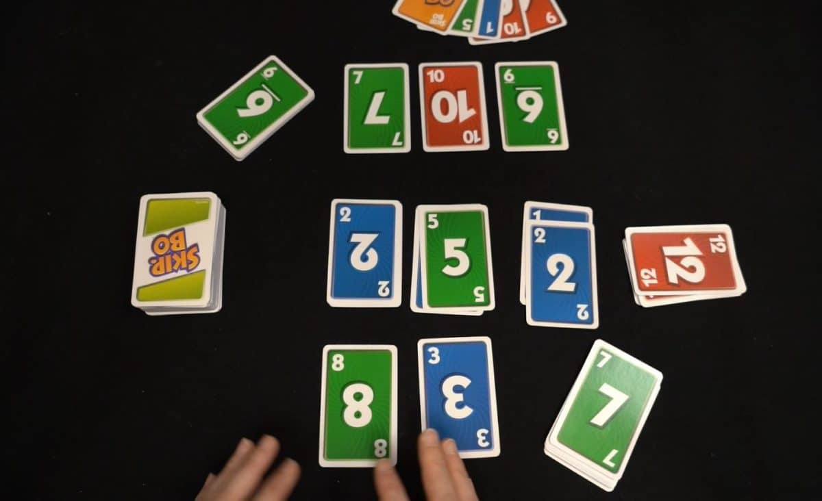 Maîtriser le jeu de cartes Skip Bo comprendre les règles essentielles